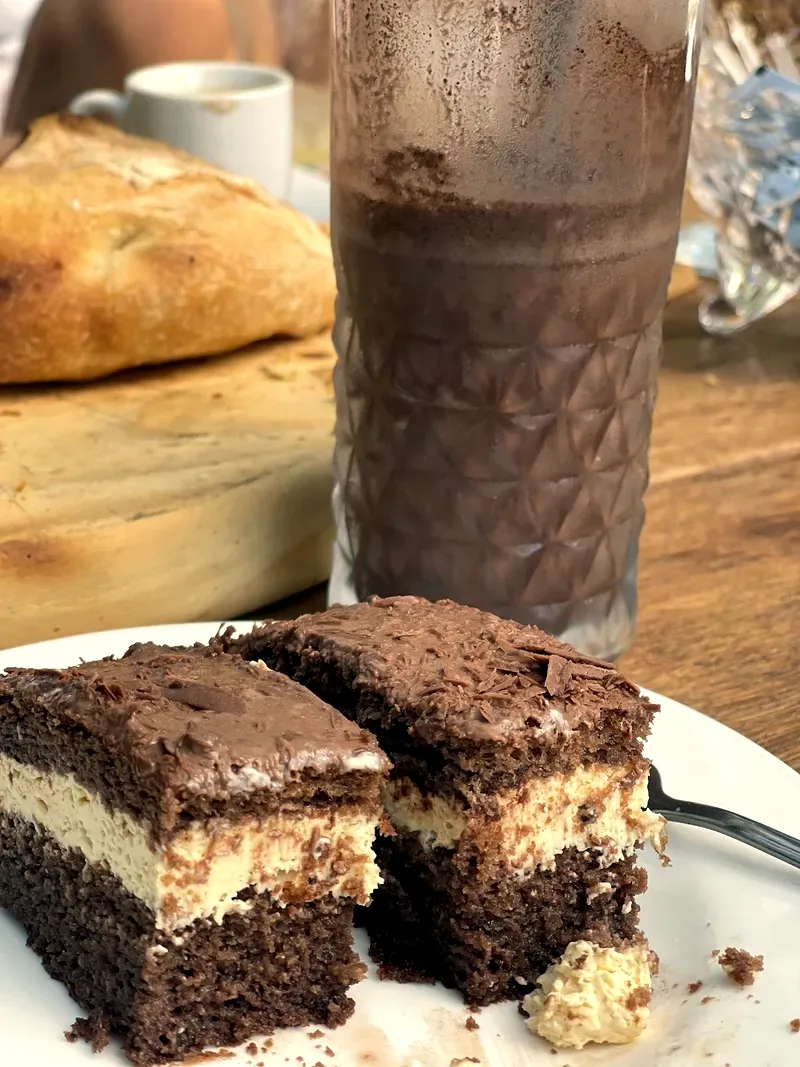 Bolo de chocolate e bebida gelada servidos na casa