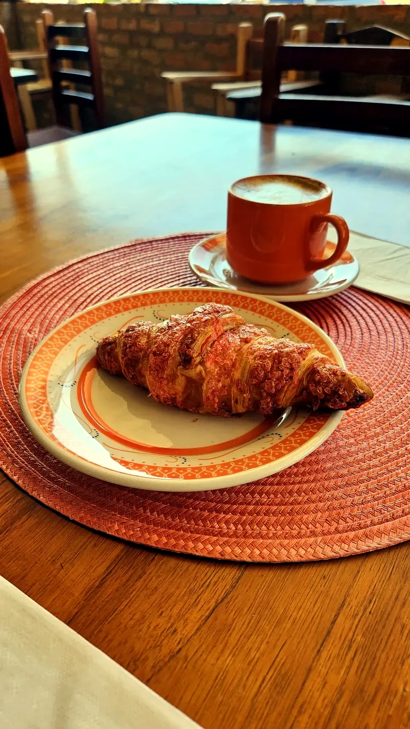 Croissant servido com café na Casa do Pão