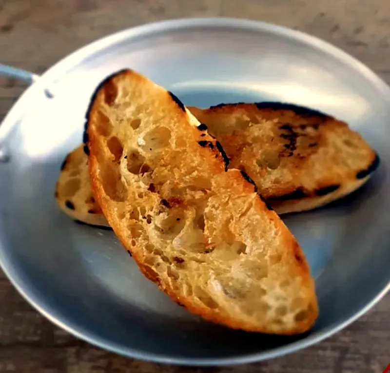 Pão de fermentação natural na chapa, servido em prato de alumínio