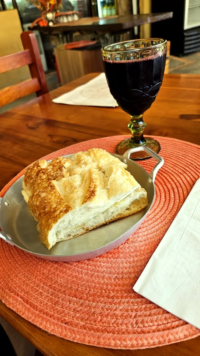 Fatia de torta servida com suco de uva